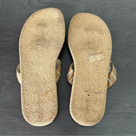 Vertical Tan and White Woven Sandals Size 9 - Picture 5 of 6